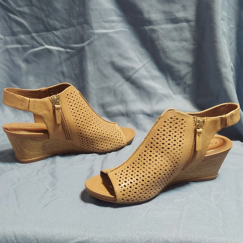 Comfortiva Skylynne Tan Leather Perforated Wedge Sandals Peep Toe Slingback Sz 9